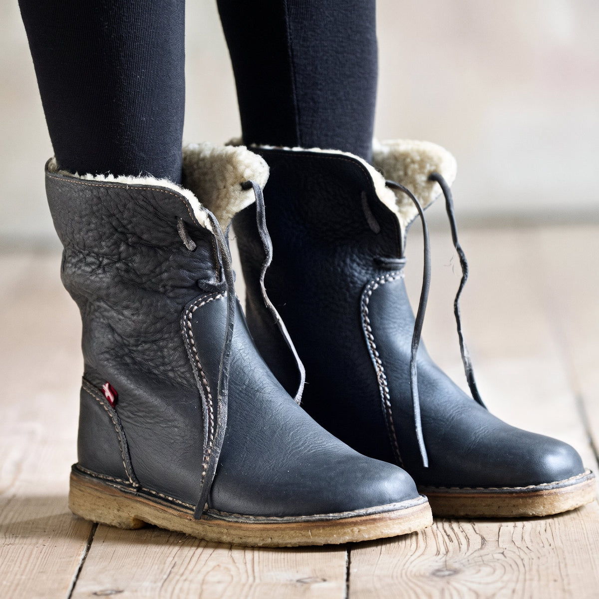 Harper - Women's Shearling Trim Lace-Up Slouch Snow Boots - Boots - Black - Sarvento