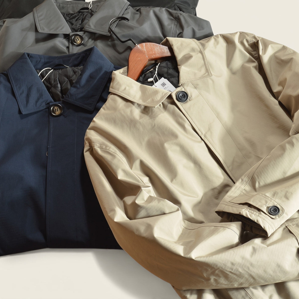 Oliver - Men's Single-Breasted Mac Coat with Classic Collar and Buttoned Cuffs - Coats & Jackets - Beige - Sarvento